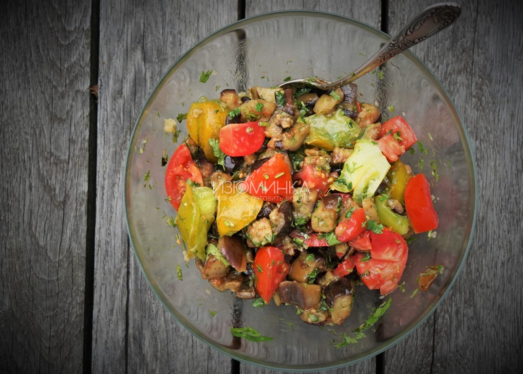 Как готовить салат с баклажанами и помидорами