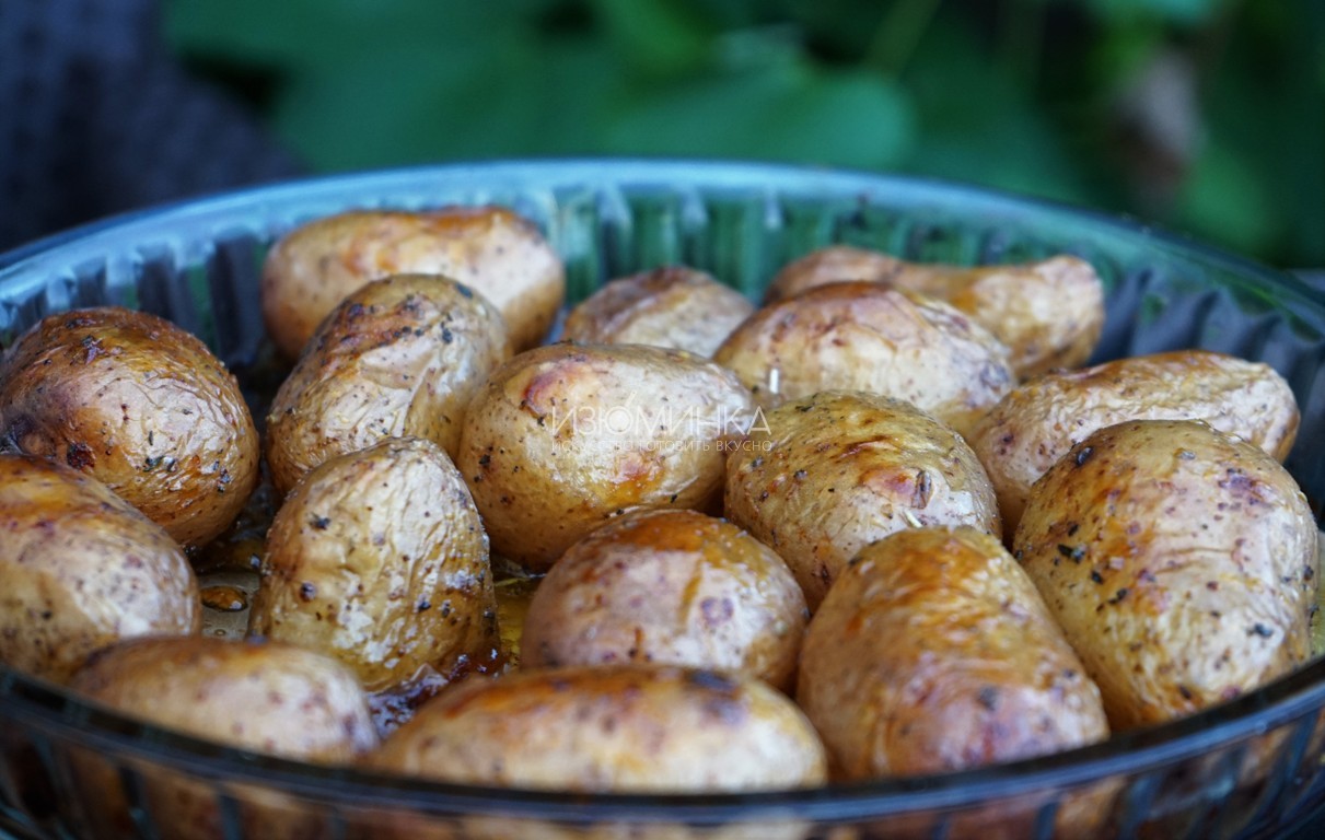 Как готовить молодой картофель, запеченный в духовке
