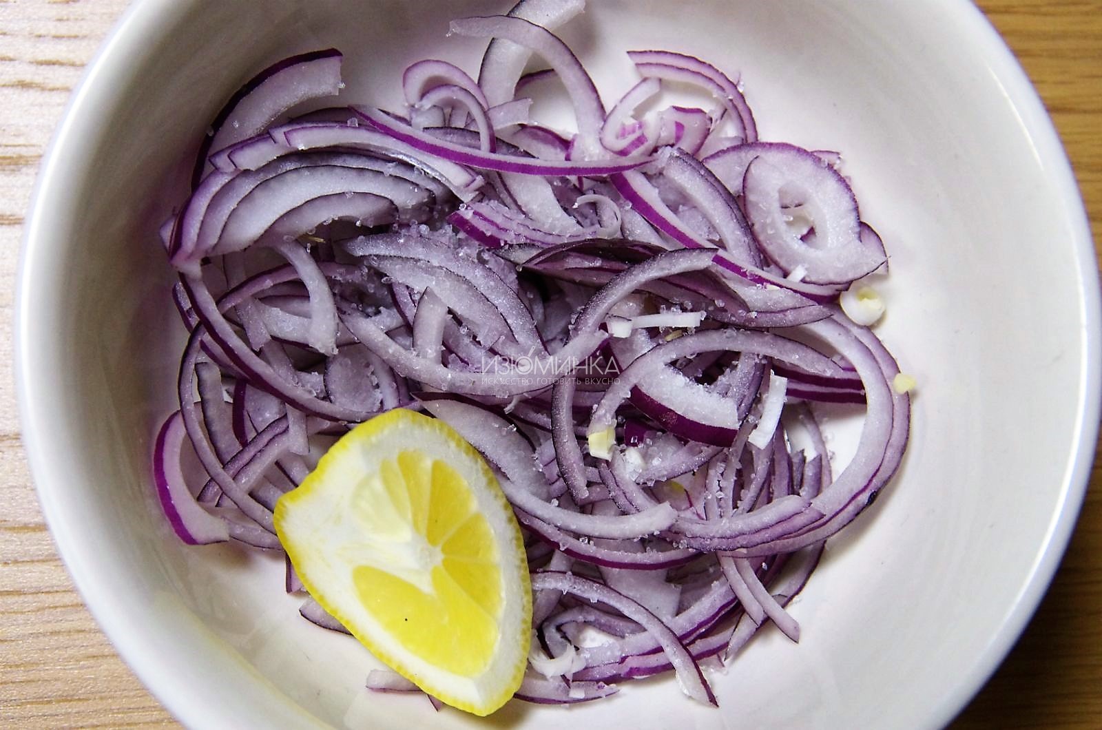 Как готовить салат со шпротами