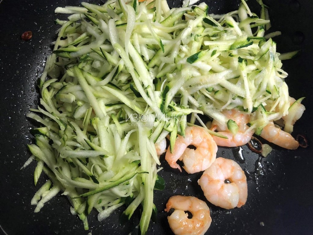 Как готовить салат с креветками и кабачками