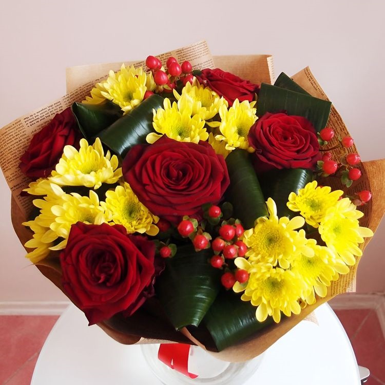 Букет из желтых хризантем и красных роз