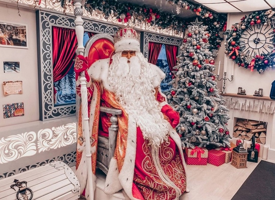 Дед Мороз едет на волшебном поезде по стране