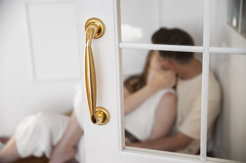 Золотая дверная ручка-скоба