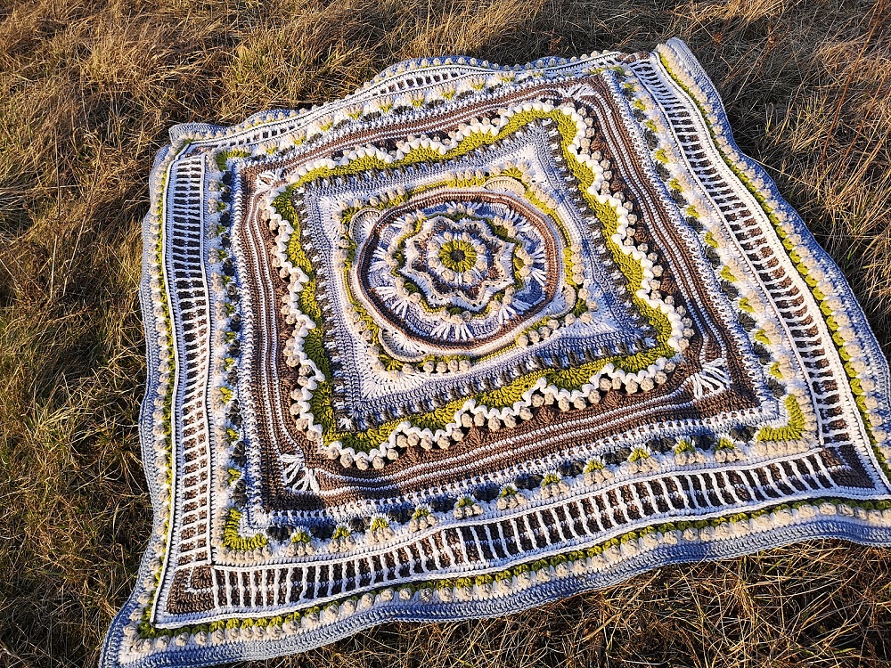 Плед крючком "Fields of" по дизайну Вероники Ляхович