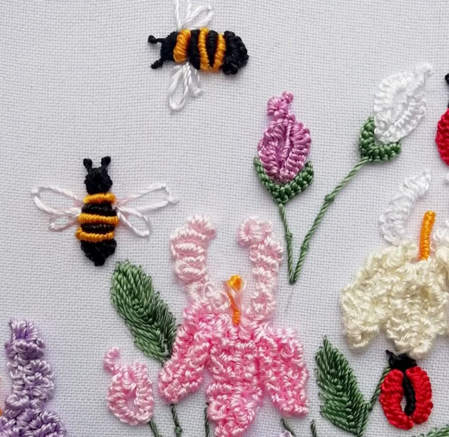 Цветочная полянка с пчелками декоративными швами от Malina GM Embroidery