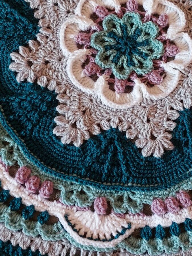 Фрагмент одной из мандал крючком