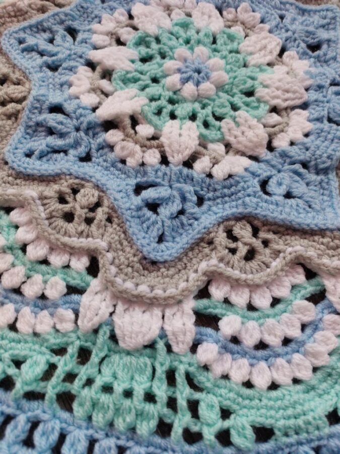 Фрагмент одной из мандал крючком