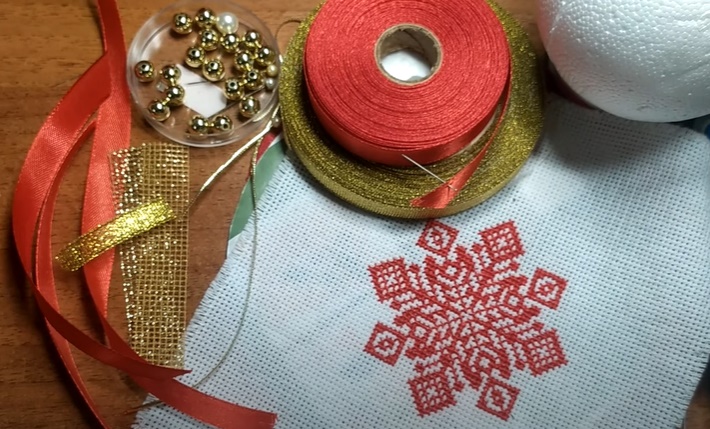 Процесс оформления новогодней вышивки в украшение на елку