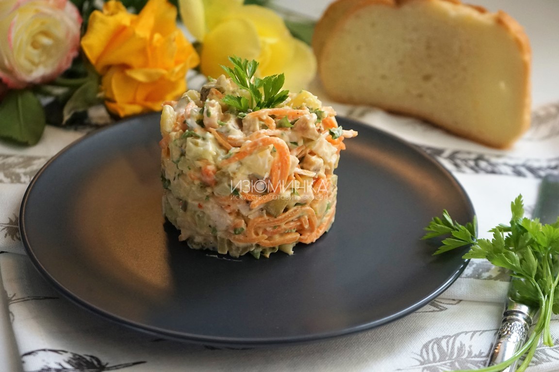 Салат с морковкой по-корейски с картофелем, курицей и солеными огурцами. Праздничный вариант