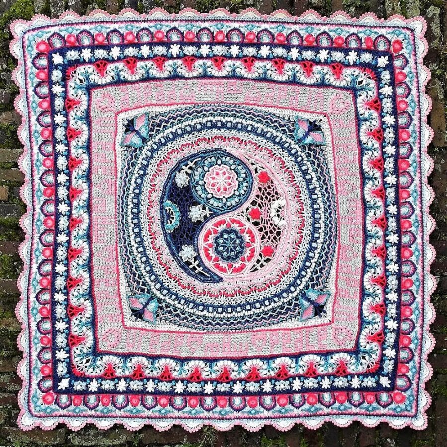 Плед крючком "Seeking Balance" по дизайну Iman van der Kraan