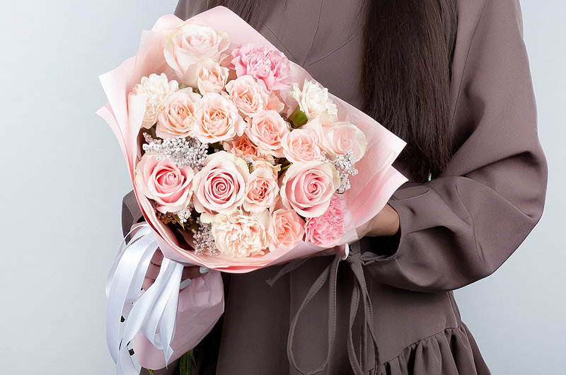 Букет цветов из гвоздик и роз от rus-buket.ru