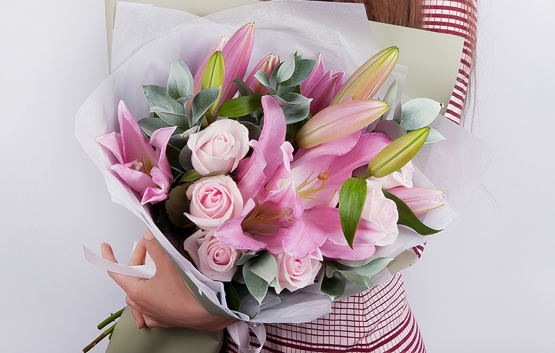 Букет цветов из лилий и роз от rus-buket.ru