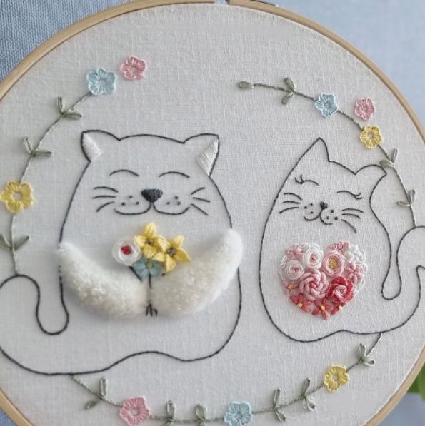 Милая вышивка декоративными швами: кошки, цветы и сердечки