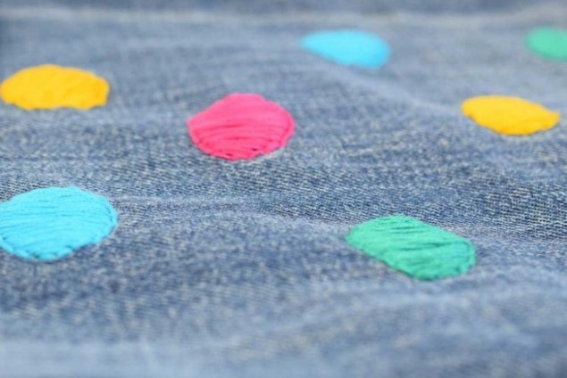 Вышивка по джинсам — 5 способов украсить одежду